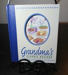 Grandma’s Classic Recipes 2000 Hard Cover -126 pages Cooking, Baking #B56