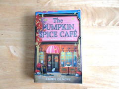 Pumpkin Spice Café (Dream Harbor, Book 1) by Laurie Gilmore (2023, Uk-B…