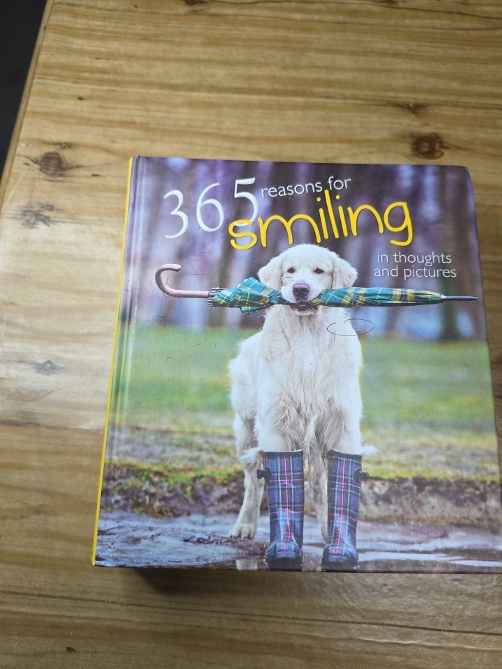 365 Reasons for Smiling: In Thoughts and Pictures – Hardcover – GOOD