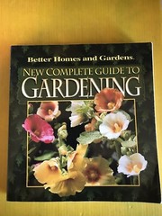 BETTER HOMES & GARDENS GUIDE TO GARDENING USED PAPERBACK 600 Pages