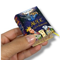 Alice no País das Maravilhas miniature book (2 x 2.6″) in Portuguese Complete Ed