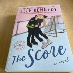 The Score (Off-Campus) by Elle Kennedy, Bloom Books, YA Romance Novel, PB