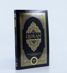 The Clear Quran: A Thematic English Translation (Paperback, 5.8″ x 8.4″)